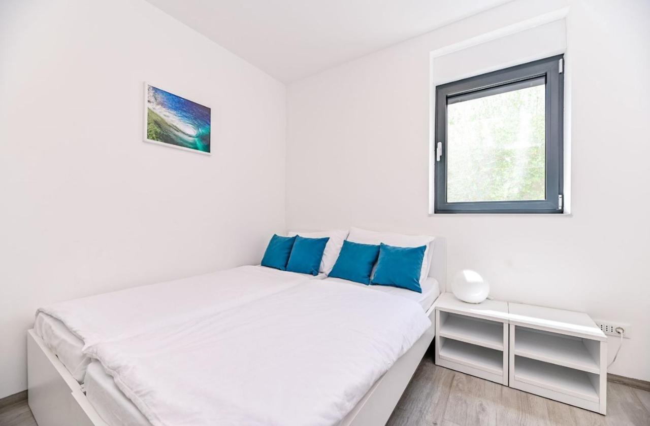 Apartment Flori With Sea View Malinska Exterior photo